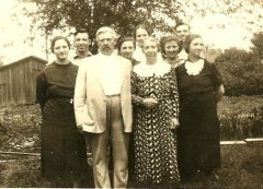 Hilda, Paul, Grandpa & Grandma Froese, Clara, Gladys (Art's wife), Kathleen, Art & Lena.jpg